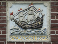901127 Afbeelding van de afbladderende gevelsteen 'SPAANSCHE ZEE' in de voorgevel van het pand Oudegracht 80 te Utrecht.